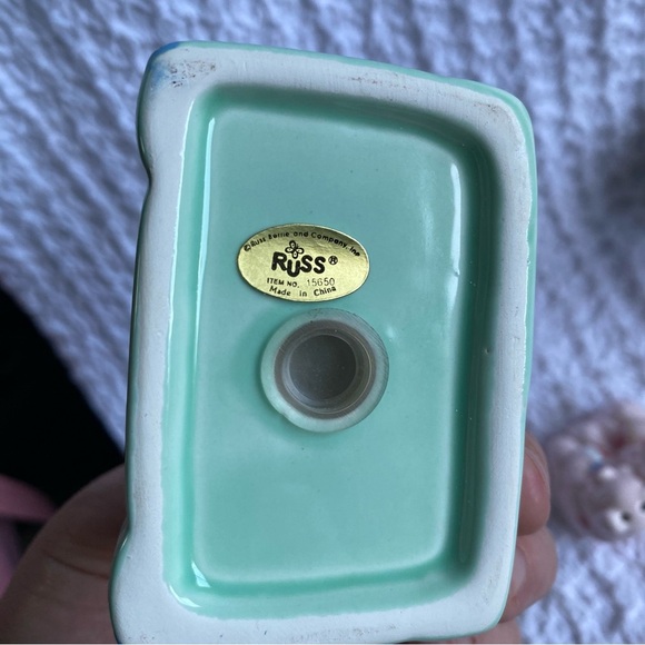 New Russ Berrie Salt And Pepper Shaker Pigs on a couch pig decor - Picture 6 of 7